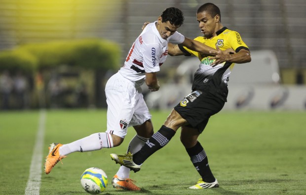 Ganso disputa jogada com Dudu no empate entre São Bernardo e São Paulo | Miguel Schincariol/Folhapress