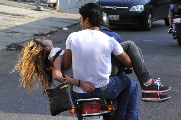 Genesis Carmona, miss turismo venezuelana, é socorrida após levar tiro na cabeça | Mauricio Ceneno Notitarde/Reuters