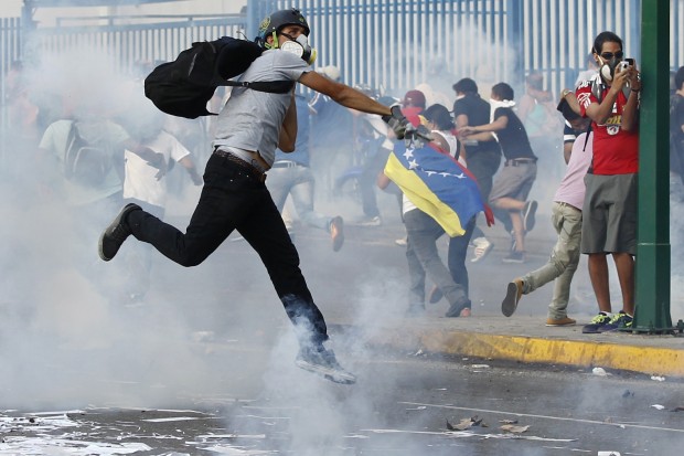 Apoiadores de Leopoldo Lopez, opositor do governo de Nicolás Maduro, protestam nas ruas de Caracas | Carlos Garcia Rawlins/Reuters