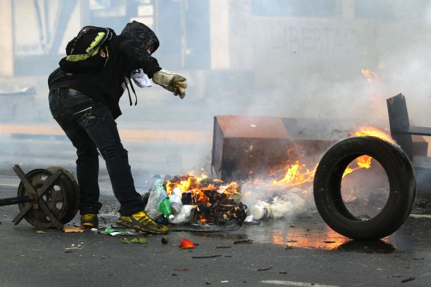 Apoiadores de Leopoldo Lopez, opositor do governo de Nicolás Maduro, protestam nas ruas de Caracas | Carlos Garcia Rawlins/Reuters