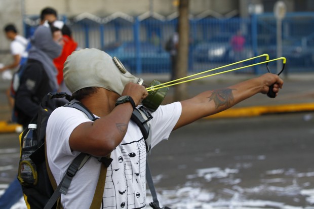 Apoiadores de Leopoldo Lopez, opositor do governo de Nicolás Maduro, protestam nas ruas de Caracas | Carlos Garcia Rawlins/Reuters