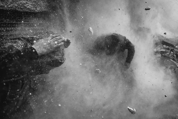 Noticiário. Caos explosivo da guerra na Síria é congelado. O fotógrafo sérvio Goran Tomasevic, da Reuters, venceu a categoria Noticiário com uma série sobre o conflito sírio. A imagem mostra rebeldes se protegendo de detritos e estilhaços após serem atingidos por um tanque em um bombardeio em Ain Tarma, na cidade de Damasco | Goran Tomasevic/Reuters