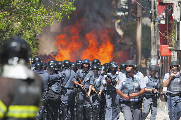 Cerca de 120 policias entraram em confronto com invasores que se recusavam a deixar conjunto habitacional | Mario Angelo/Sigmapress/Folhapress