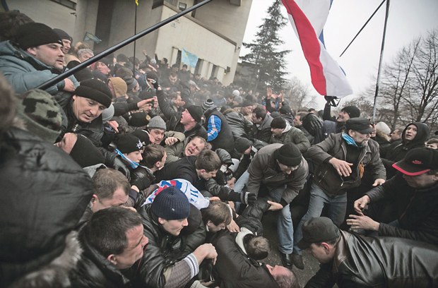 Manifestantes se enfrentam em frente ao Parlamento da Crimeia, na capital Simferopol | Baz Ratner/Reuters