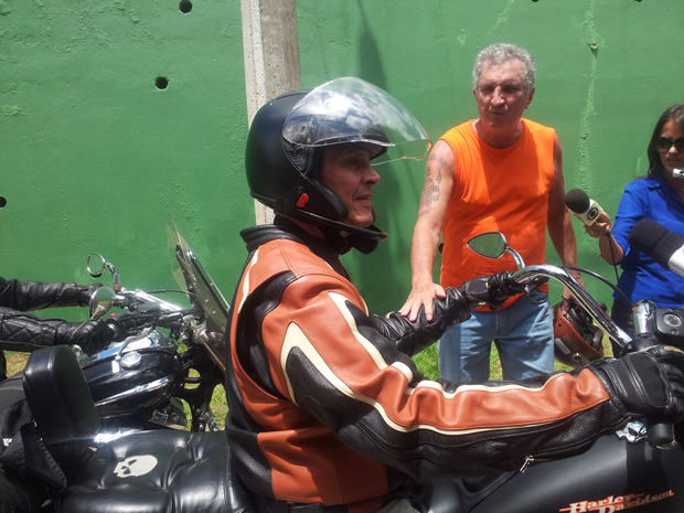 Roberto Jefferson passeia de moto: ex-deputado deve ser preso nesta segunda | Diana Brito/Folhapress