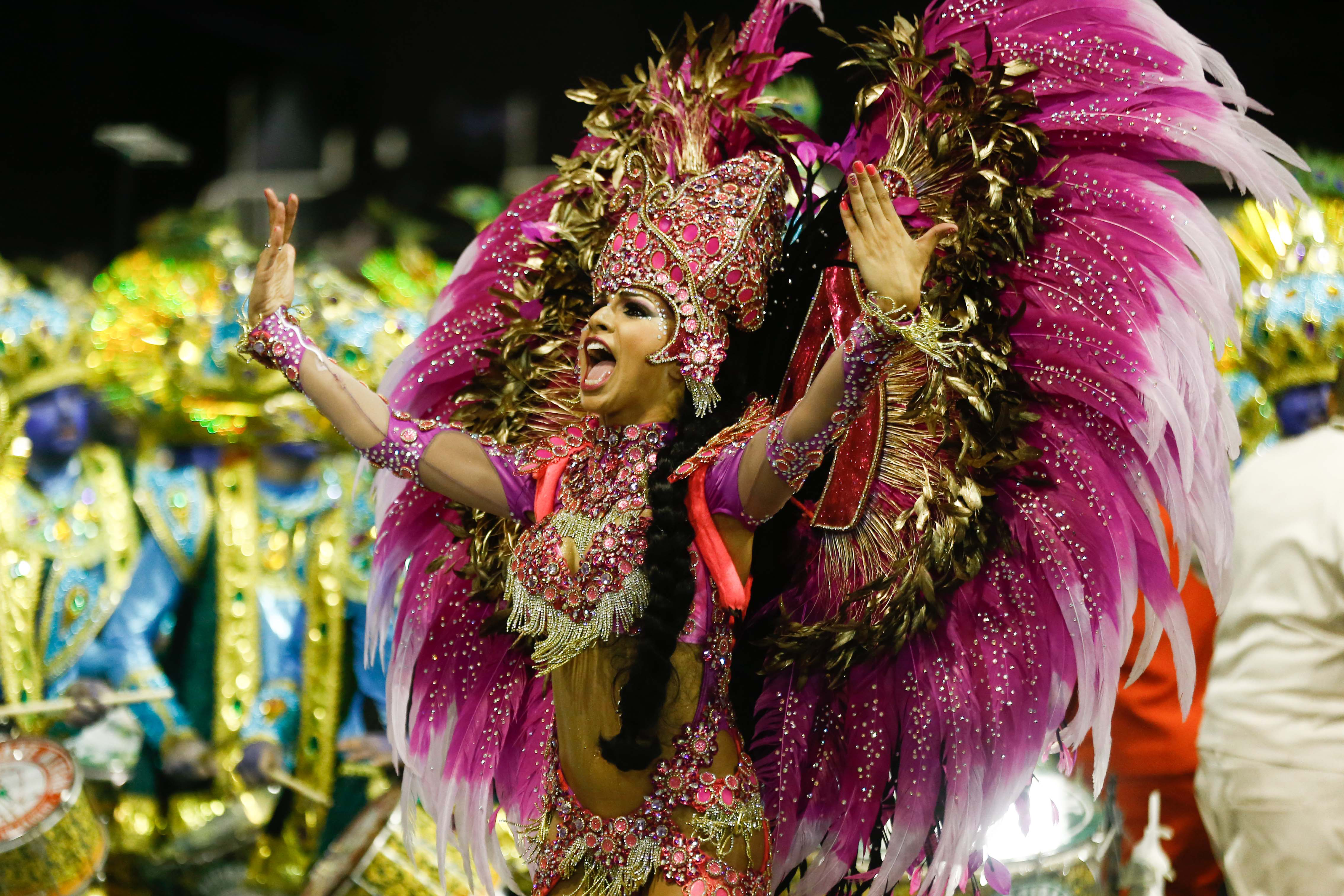 Aline Oliveira, rainha da Bateria da Mocidade Alegre, durante desfile no Anhembi | Avener Prado/Folhapress