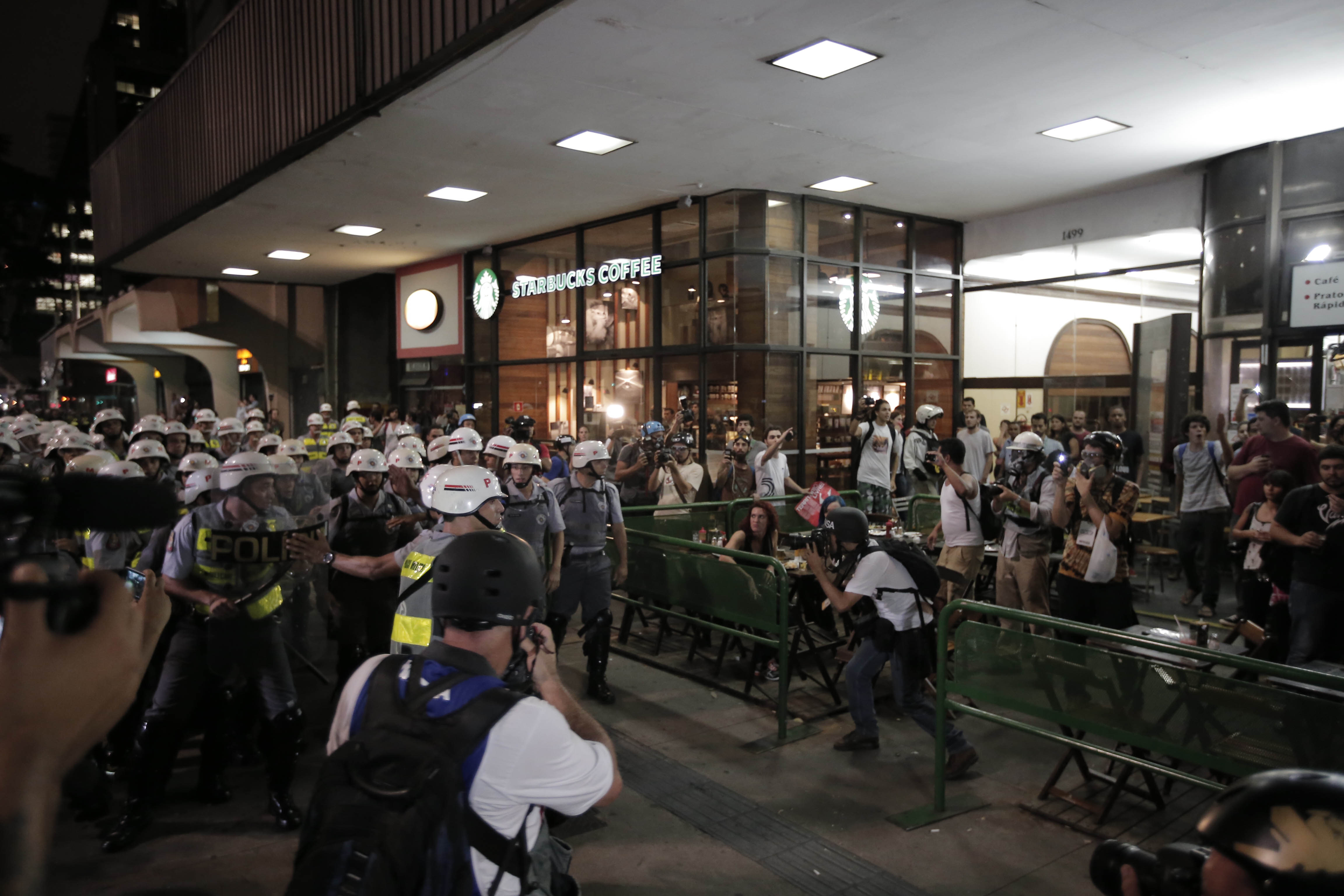 Policiais militares e manifestantes contrários à realização da Copa do Mundo na região da avenida Paulista | Eduardo Anizelli/Folhapress