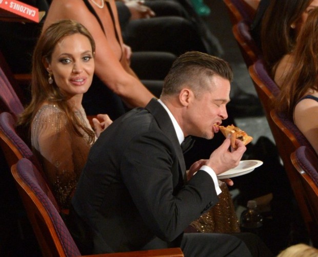 Ao lado de Angelina Jolie, Brad Pitt não fez cerimônia na cerimônia do Oscar e mandou ver na pizza distribuída pela apresentadora da festa, Ellen Degeneres | Reprodução/Faceboook