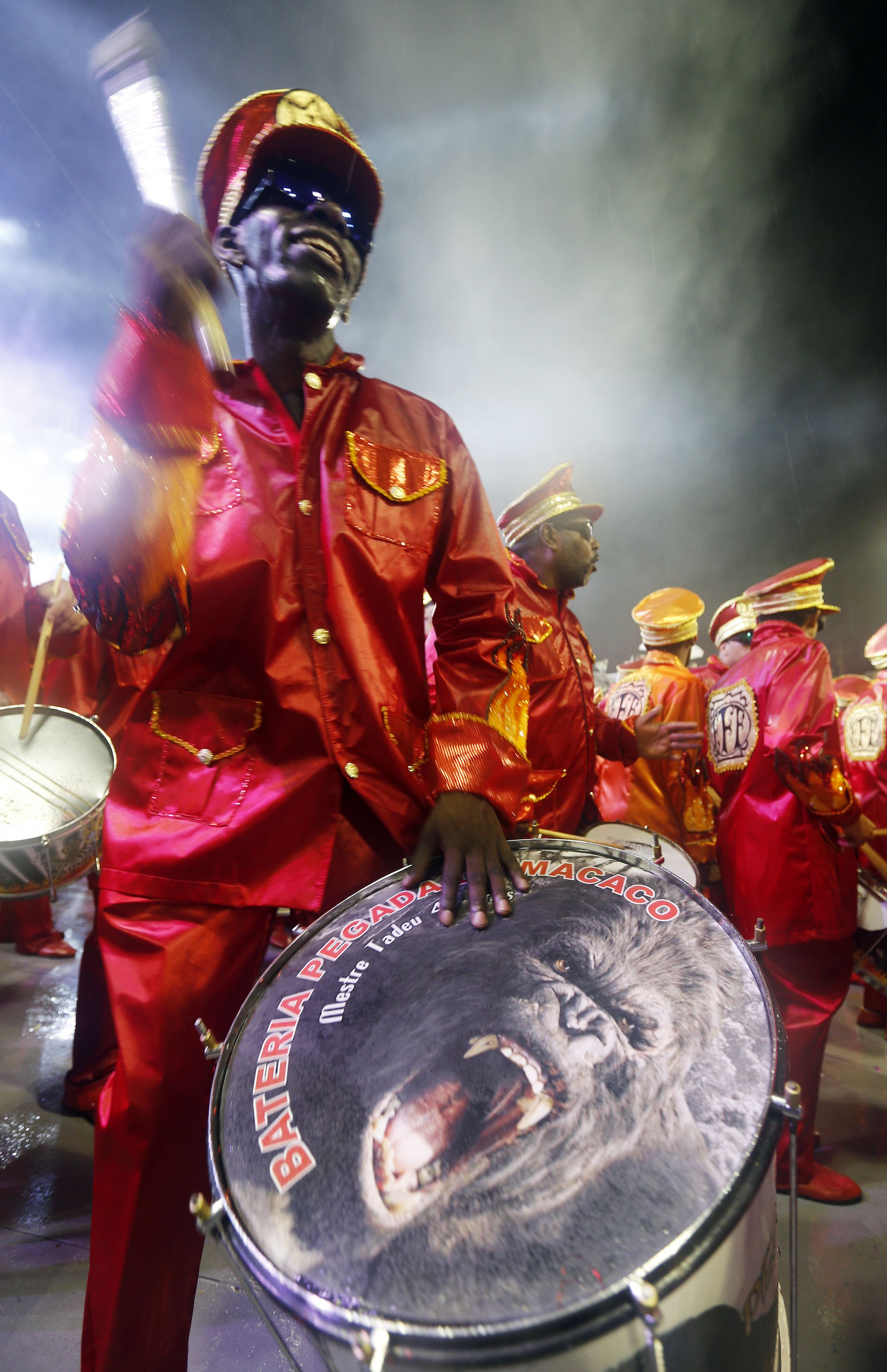 Desfile da Vai -Vai pelo Grupo Especial de São Paulo, no Anhembi, na madrugada deste sábado | Paulo Whitaker/Reuters
