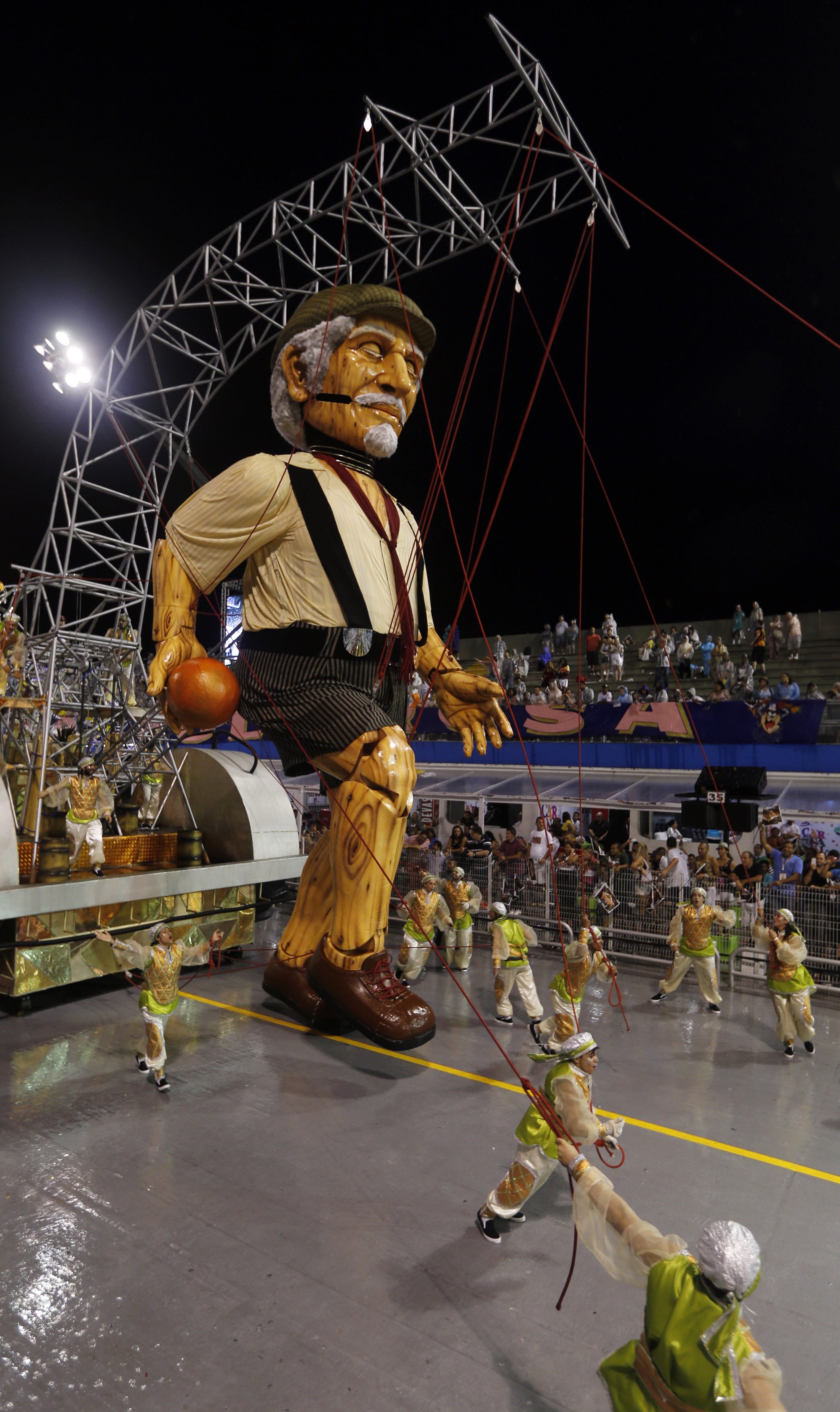 Desfile da Vai -Vai pelo Grupo Especial de São Paulo, no Anhembi, na madrugada deste sábado | Paulo Whitaker/Reuters
