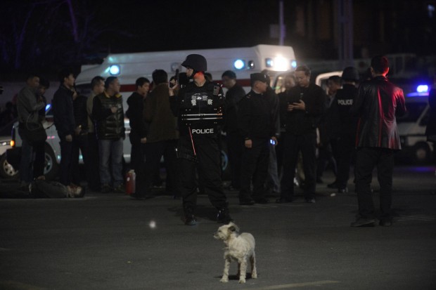 Policiais isolam área de estação de trem chinesa, onde homens armados com facas mataram ao menos 27 pessoas | Reuters
