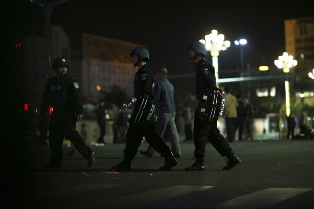 Policiais isolam área de estação de trem chinesa, onde homens armados com facas mataram ao menos 27 pessoas | Reuters