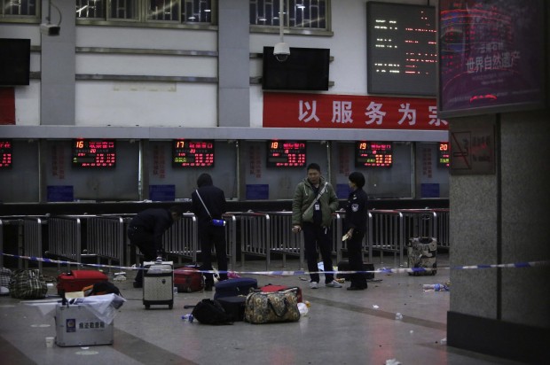 Policiais isolam área de estação de trem chinesa, onde homens armados com facas mataram ao menos 27 pessoas | Reuters