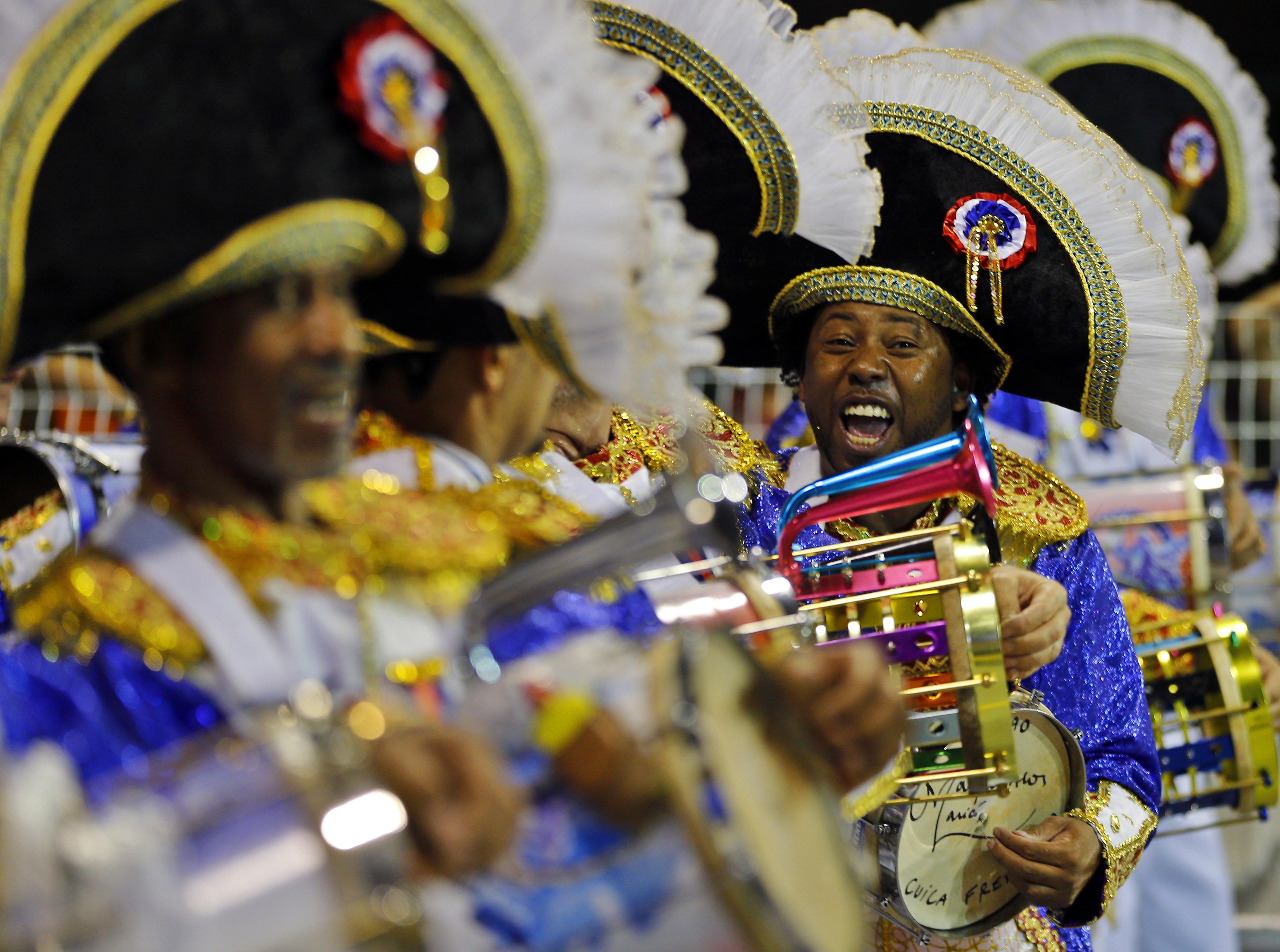 Integrantes da escola de samba Nenê de Vila Matilde durante desfile no Anhembi | Paulo Whitaker/Reuters