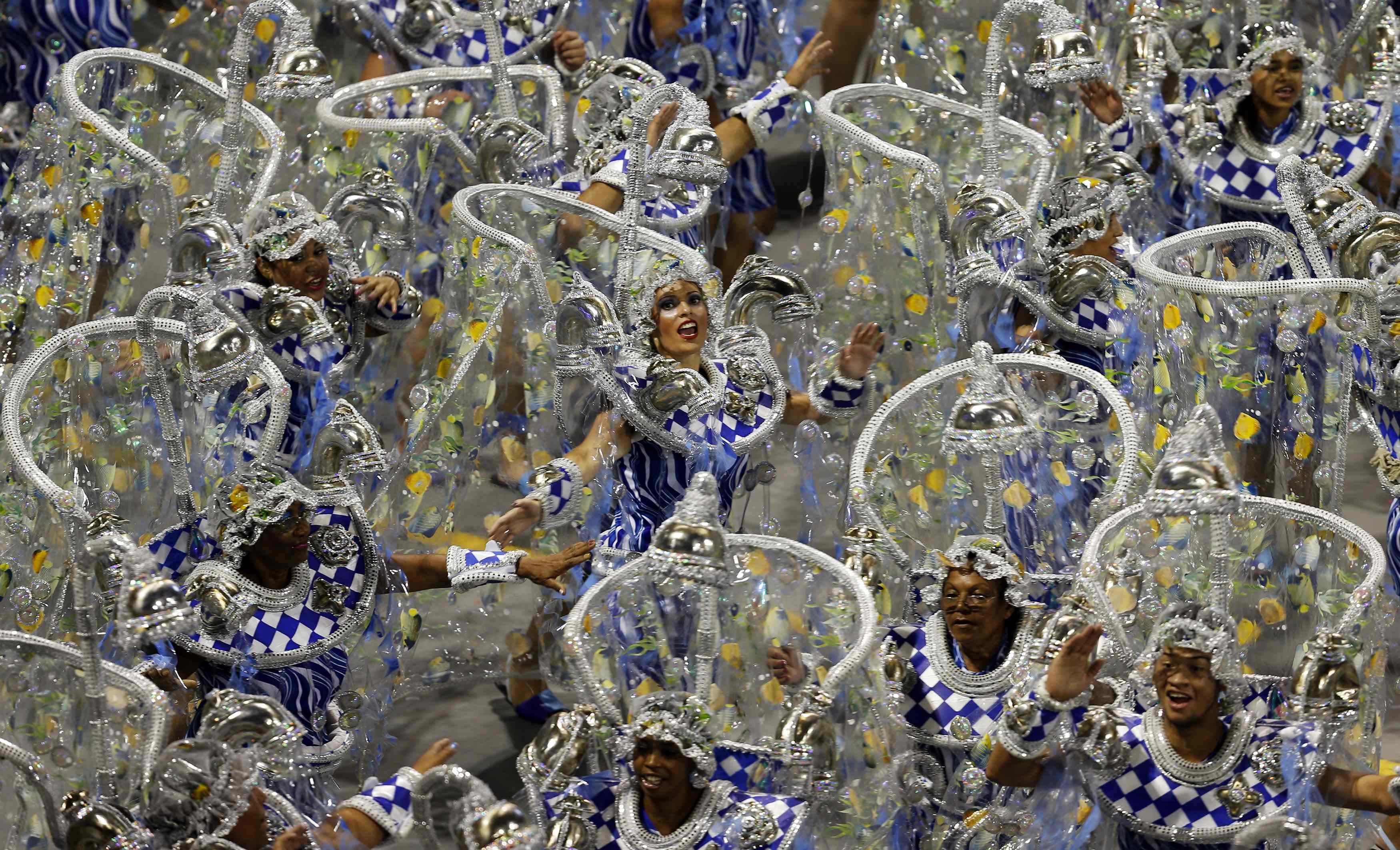 Integrantes da escola de samba Império de Casa Verde durante desfile no Anhembi | Paulo Whitaker/Reuters