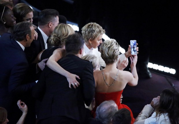 A apresentadora Ellen Degeneres tira foto com astros e estrelas na festa do Oscar | Lucy Nicholson/Reuters