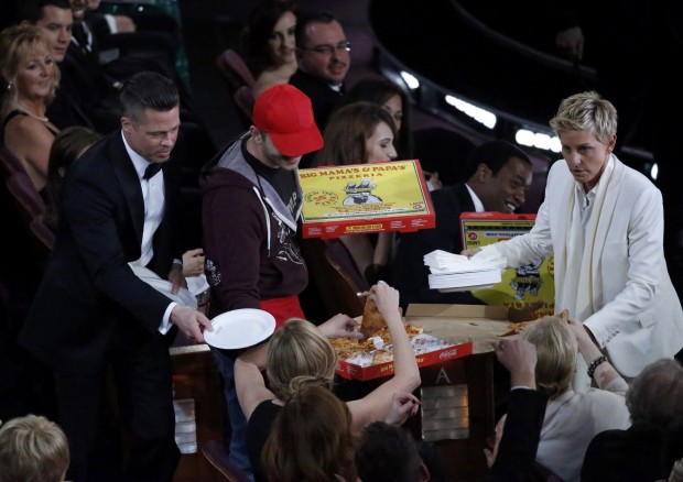 A apresentadora Ellen Degeneres entrega pizzas para astros e estrelas na festa do Oscar | Lucy Nicholson/Reuters