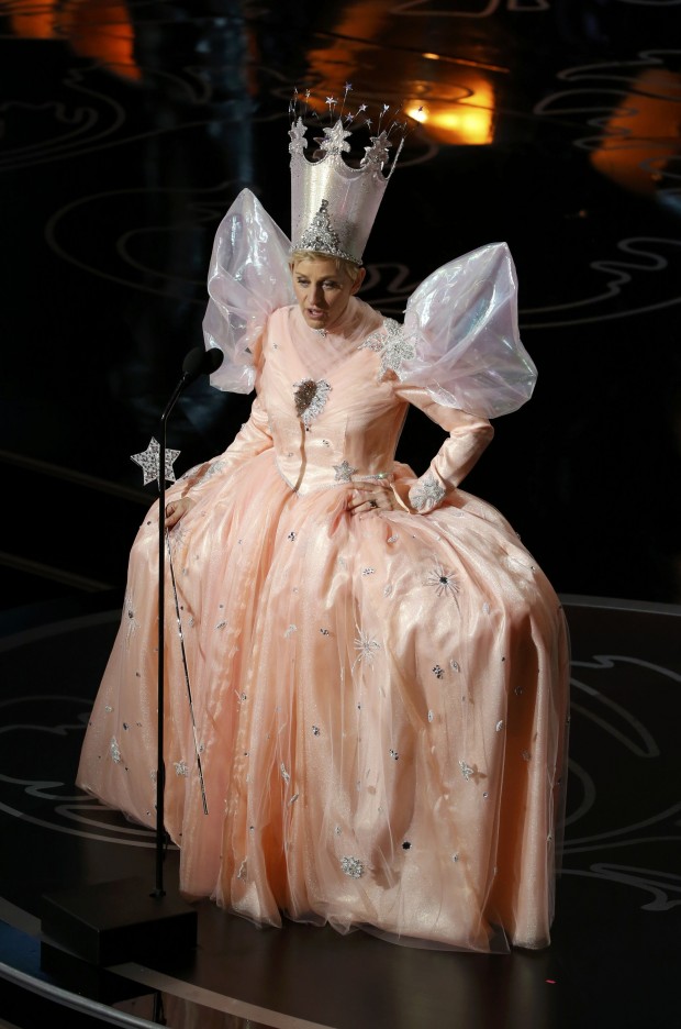 Vestida de fada, a apresentadora Ellen DeGeneres arrancou gargalhadas da plateia e garantiu uma festa do Oscar bem monótona do que em anos anteriores | Lucy Nicholson/Reuters