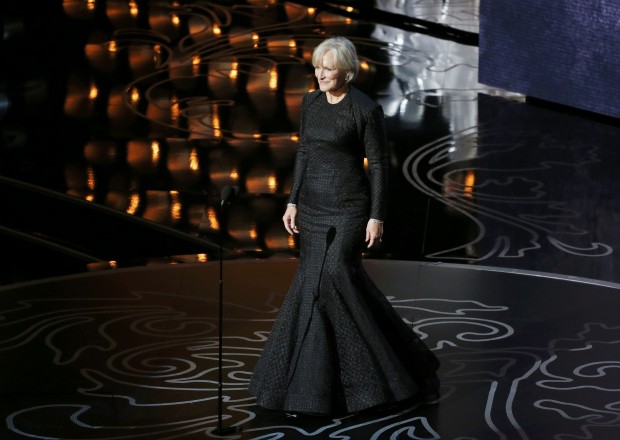 A atriz Glenn Close apresenta a homenagem e, memória dos membros do cinema mortos neste ano. O documentarista brasileiro Eduardo Coutinho foi um dos homenageados | Lucy Nicholson/Reuters