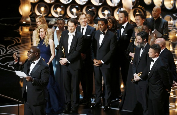 Produtores e o diretor Steve McQueen recebem o Oscar de melhor filme por "12 Anos de Escravidão" | Lucy Nicholson/Reuters