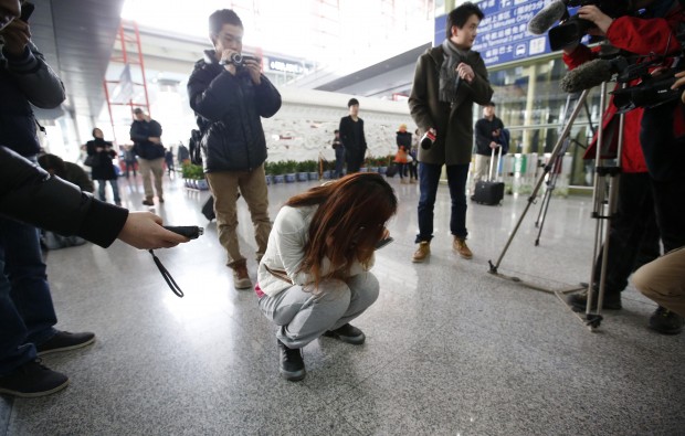 Parente de passageiros do avião desaparecido da Malaysia Airlines chora no aeroporto de Pequim, na China | Kim Kyung-Hoon/Reuters