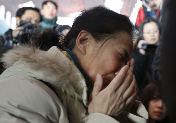 Parente de passageiros do avião desaparecido da Malaysia Airlines chora no aeroporto de Pequim, na China | Kim Kyung-Hoon/Reuters