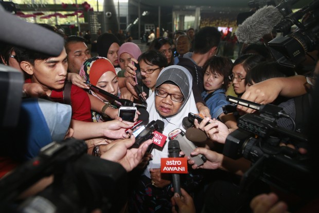 Familiares de passageiros do avião desaparecido da Malaysia Airlines chegam ao aeroporto internacional de Kuala Lumpur à procura de informações e são cercados por jornalistas | Samsul Said/Reuters