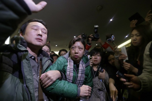 Familiares de passageiros do avião desaparecido da Malaysia Airlines chegam ao aeroporto internacional de Kuala Lumpur à procura de informações e são cercados por jornalistas | Samsul Said/Reuters