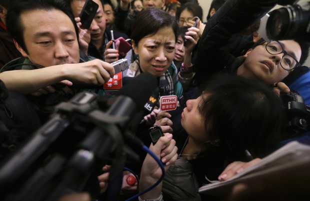 Familiares de passageiros do avião desaparecido da Malaysia Airlines chegam ao aeroporto internacional de Kuala Lumpur à procura de informações e são cercados por jornalistas | Samsul Said/Reuters