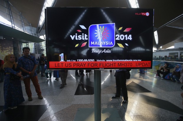 Painel de informações da Malaysia Airlines do aeroporto internacional de Kuala Lumpur traz a frase "vamos orar pelo voo MH370", em inglês. Avião desapareceu em pleno voo, duas horas após decolar da Malásia rumo à China | Samsul Said/Reuters