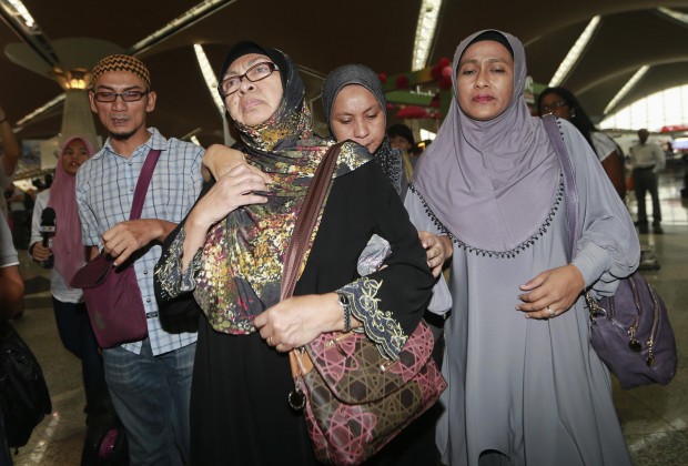 Familiares de passageiros do avião desaparecido da Malaysia Airlines chegam ao aeroporto internacional de Kuala Lumpur à procura de informações | Samsul Said/Reuters