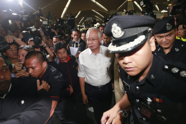 O primeiro-ministro da Malásia, Najib Razak, chega à área onde familiares e amigos de passageiros de avião desaparecido aguardam por informações no aeroporto Internacional de Kuala Lumpur | Samsul Said/Reuters