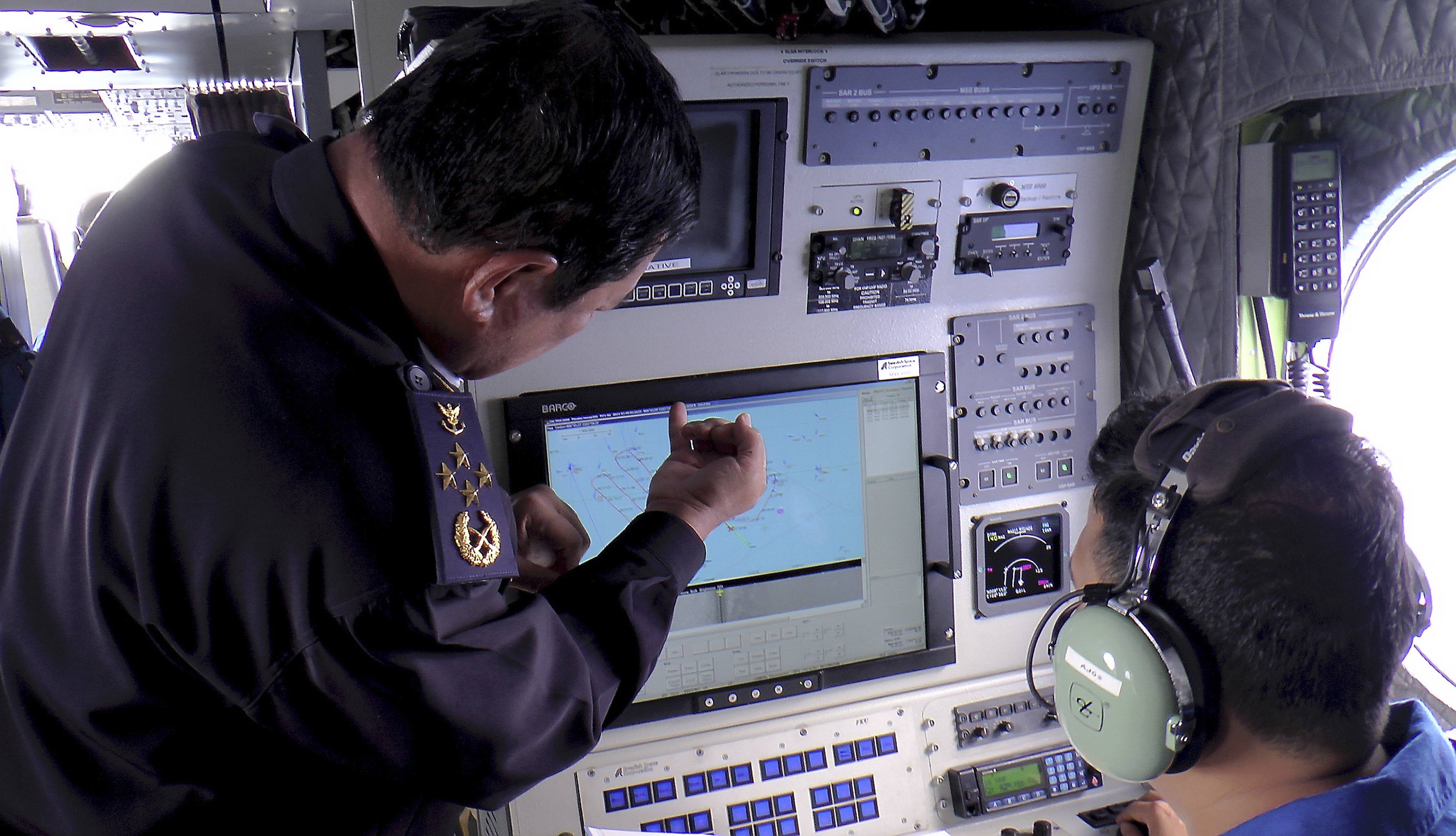 Autoridades da Marinha da Malásia observam radar à procura de sinais do Boeing desaparecido da Malaysian Airlines | Marinha da Malásia/Reuters