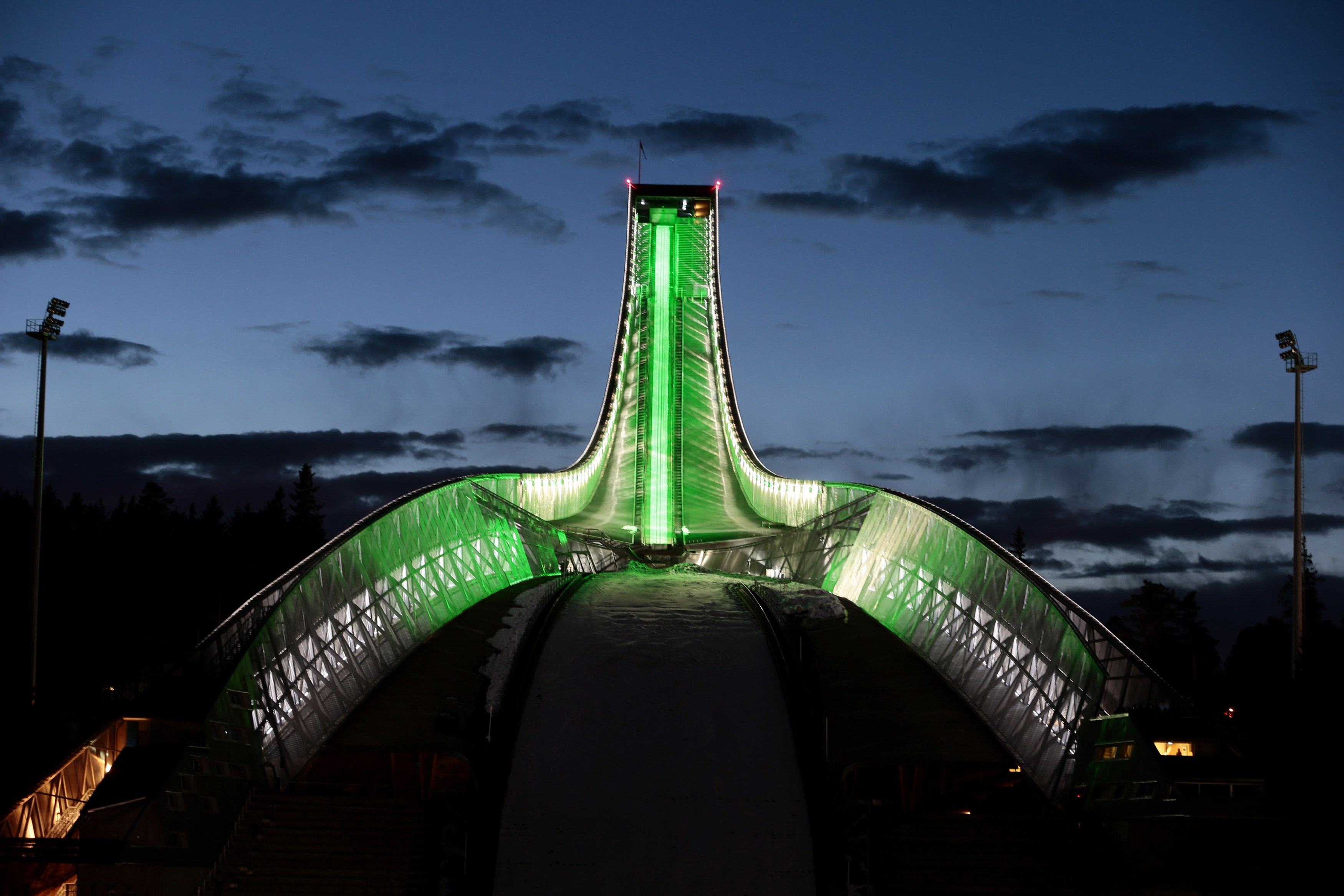 Em Oslo, na Noruega, o trampolim para saltos de ski de Holmenkollen, o mais antigo do mundo, ganhou tons verdes | Hakon Mosvold Larsen/Reuters