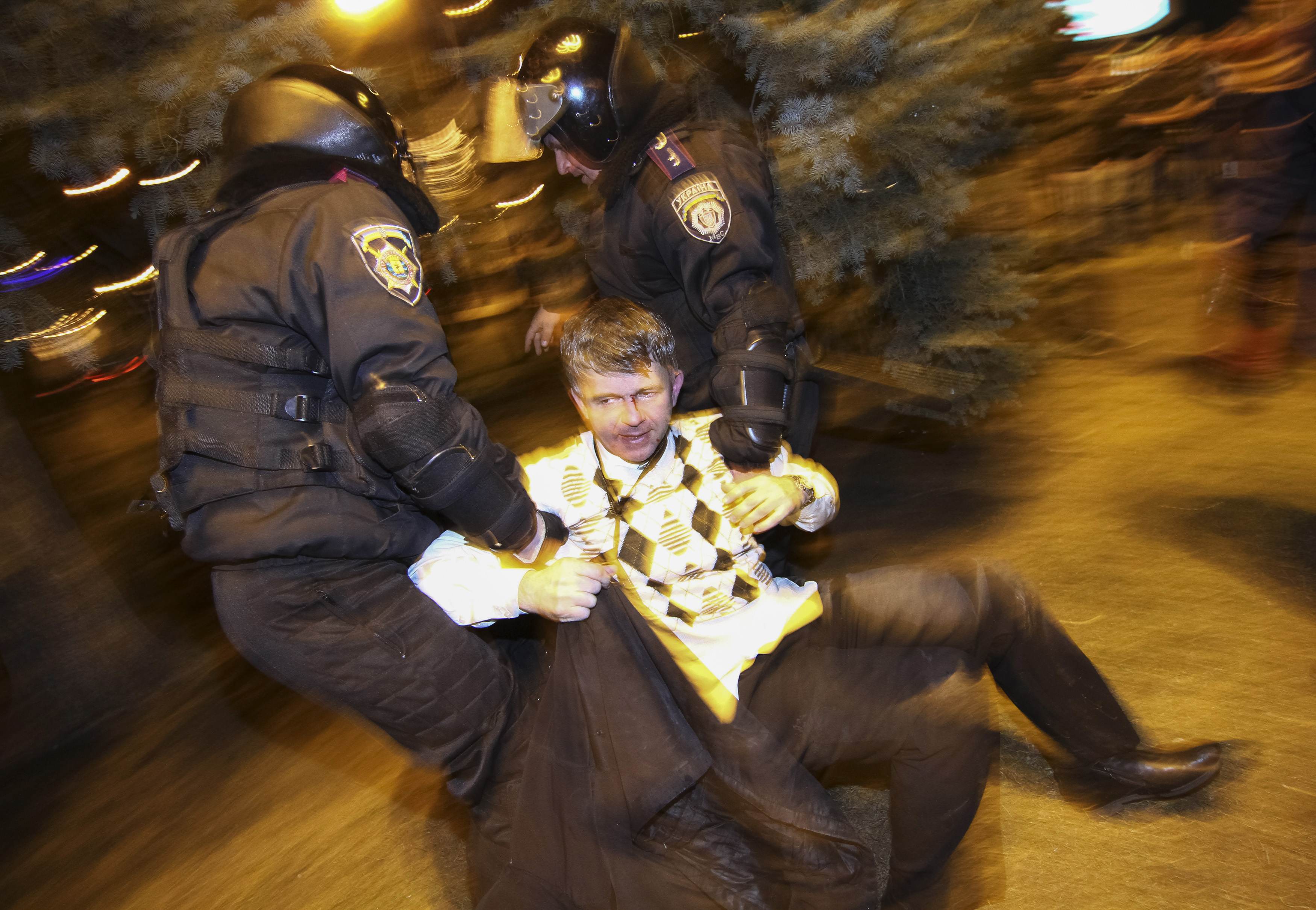 Policiais prendem manifestante durante confronto na cidade ucraniana de Donetsk, onde uma pessoa morreu | Mikhail Maslovsky/Reuters