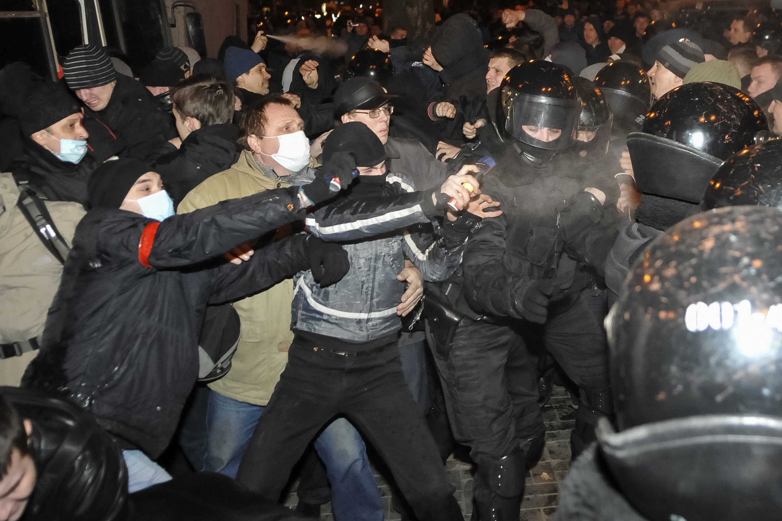 Manifestantes se enfrentam na cidade ucraniana de Donetsk, onde uma pessoa morreu | Mikhail Maslovsky/Reuters