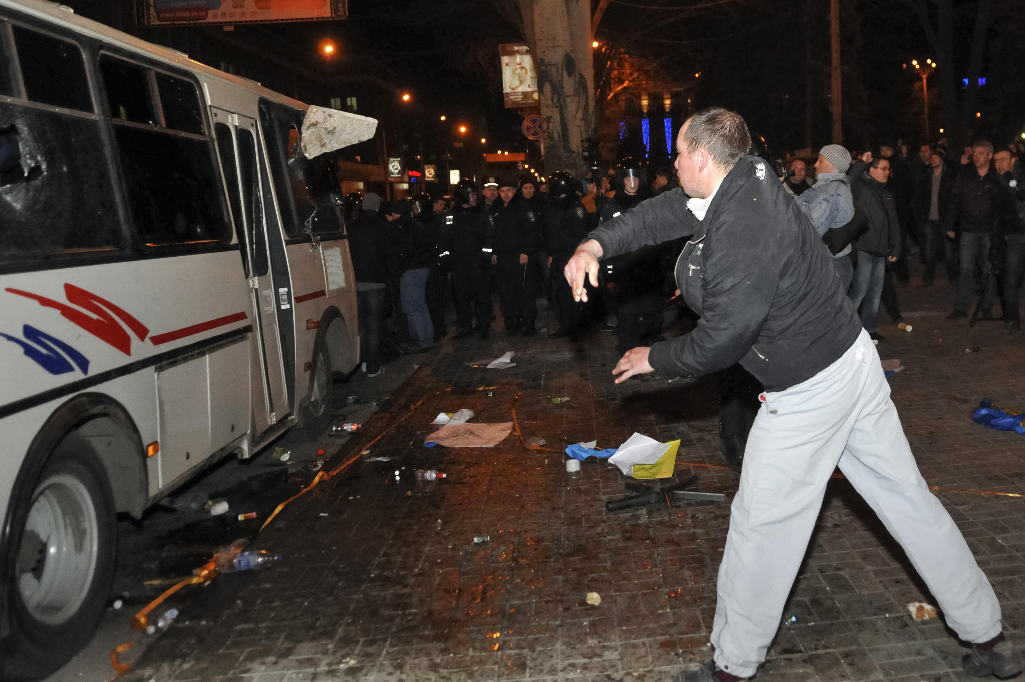 Manifestante atira pedra em veículo na cidade ucraniana de Donetsk, onde uma pessoa morreu | Mikhail Maslovsky/Reuters