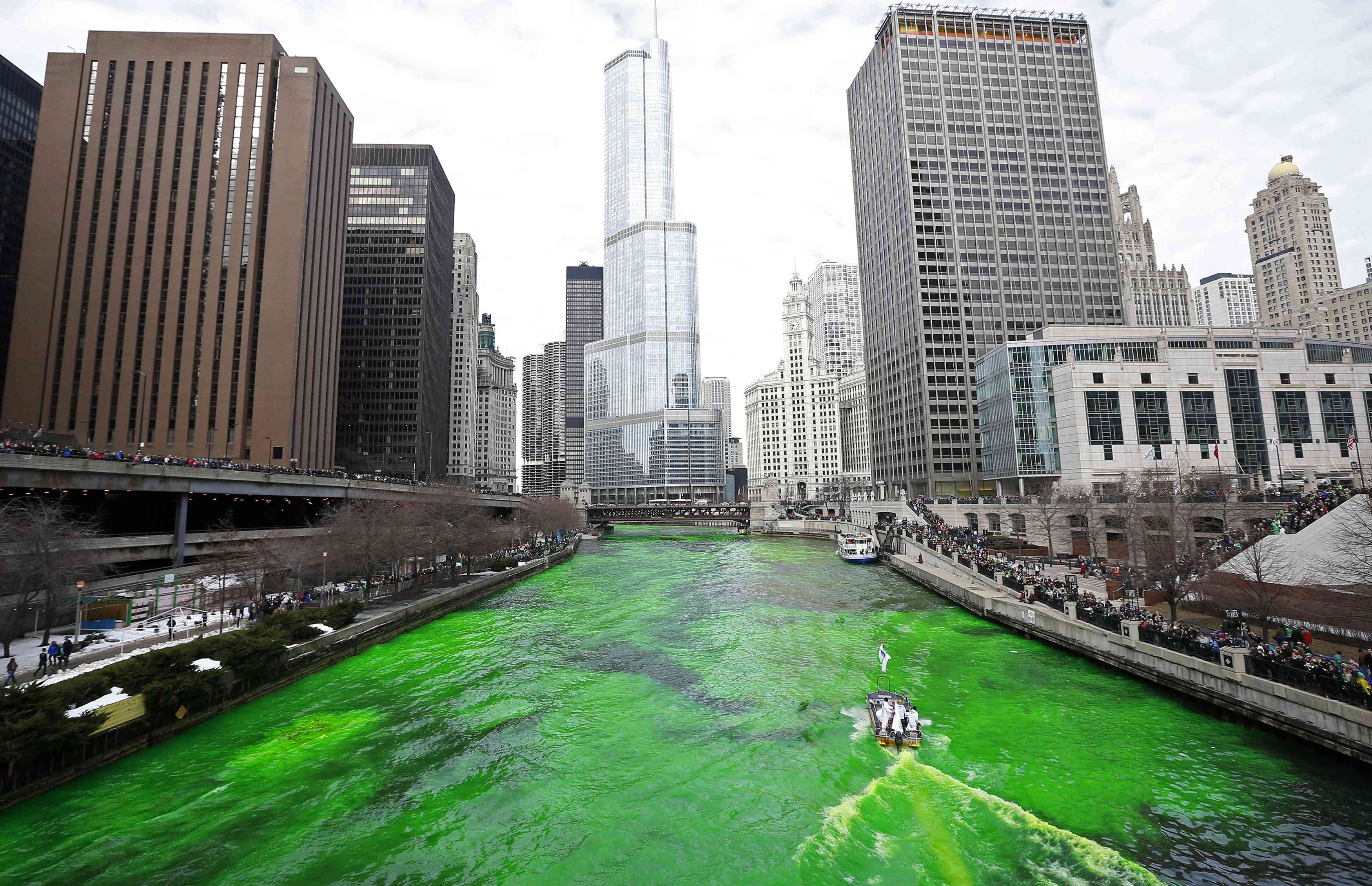 Rio Chicago ganha coloração verde, uma tradição da festa pelo Dia de São Patricio | Jim Young/Reuters