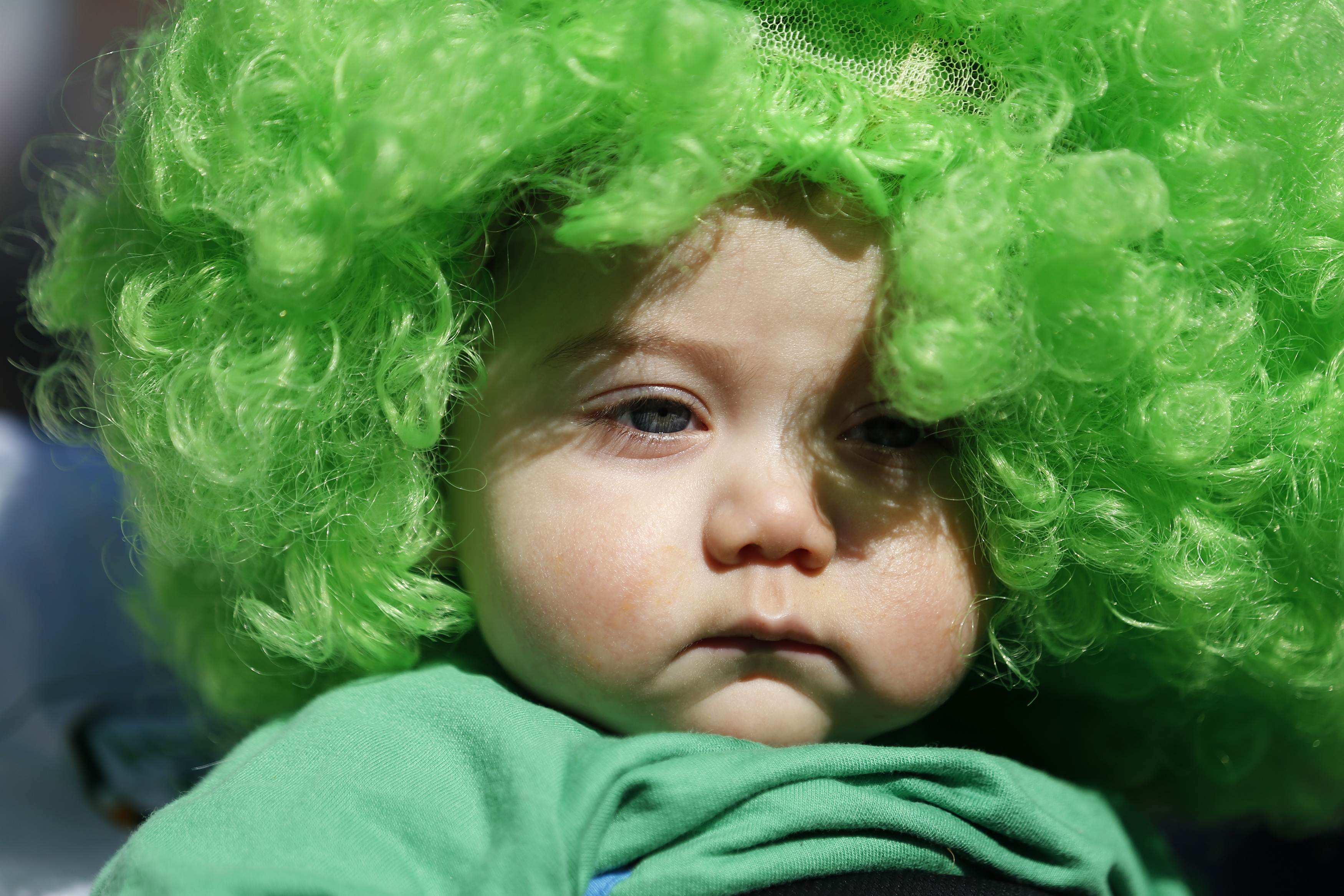 Bebê vestido de verde participa da parada pelo Dia de São Patrício, em Londres, na Inglaterra | Olivia Harris /Reuters