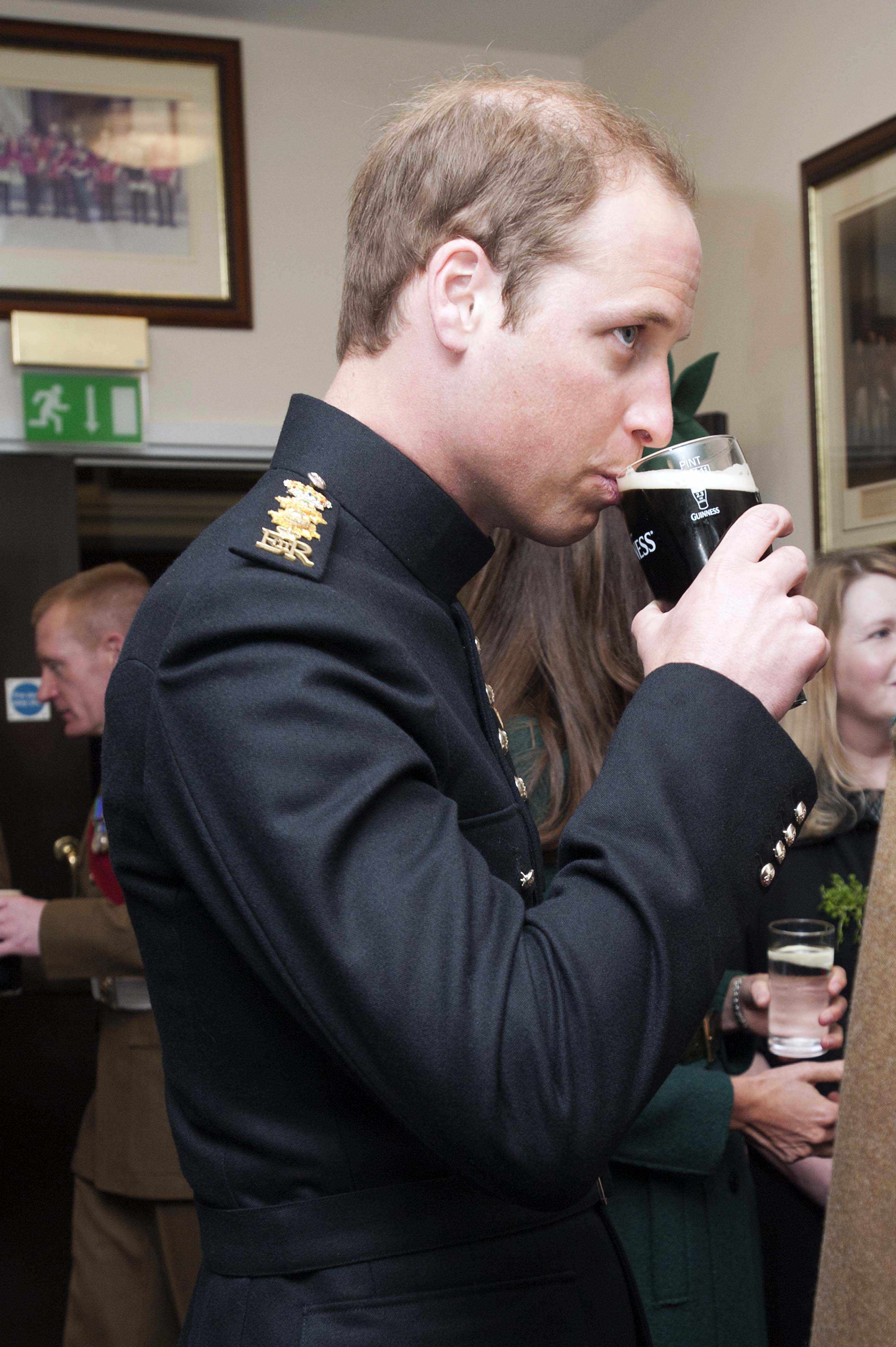 O príncipe William bebe a cerveja irlandesa Guinness durante parada pelo Dia de São Patrício na Inglaterra | Bradley Page/Reuters