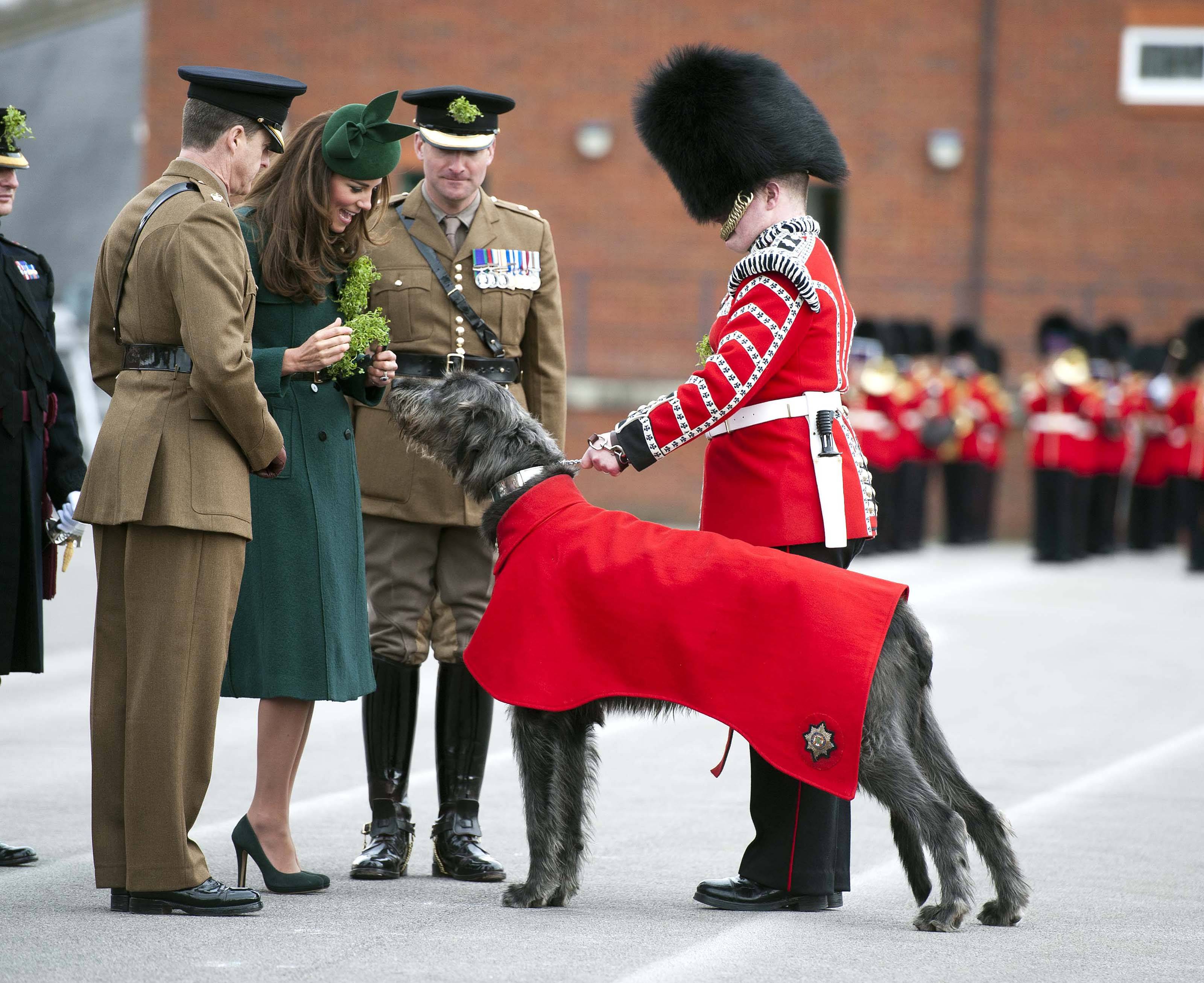 O príncipe William e a mulher dele, Kate, a duquesa de Cambridge, prestigiam a parada pelo Dia de São Patrício na Inglaterra | Bradley Page/Reuters