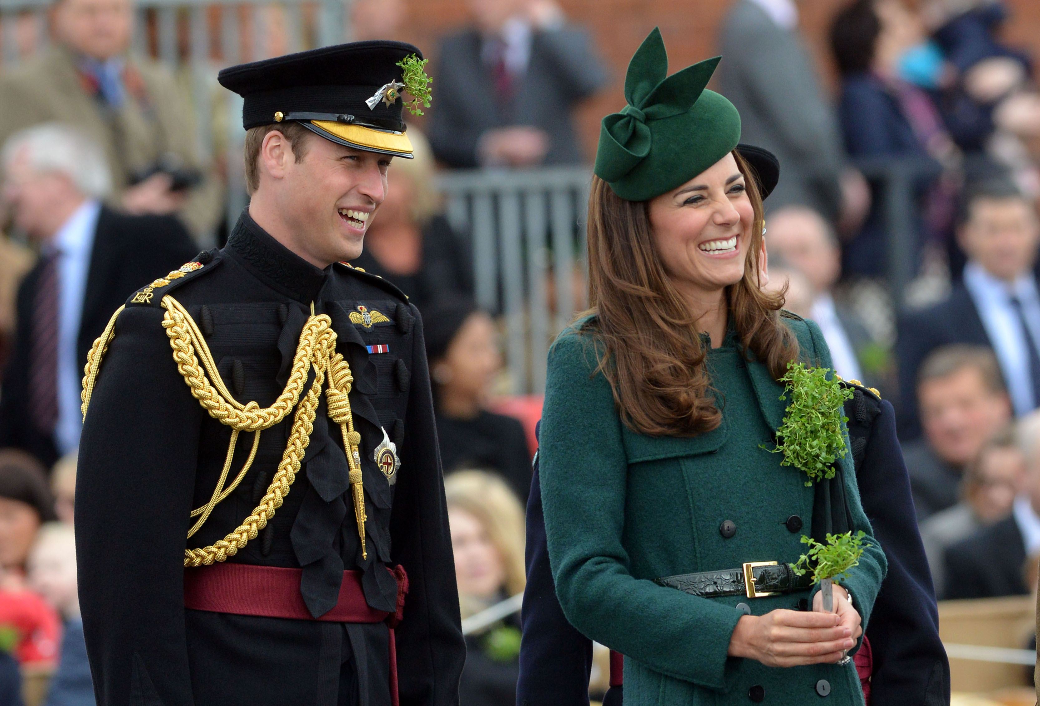 O príncipe William e a mulher dele, Kate, a duquesa de Cambridge, prestigiam a parada pelo Dia de São Patrício na Inglaterra | Bradley Page/Reuters