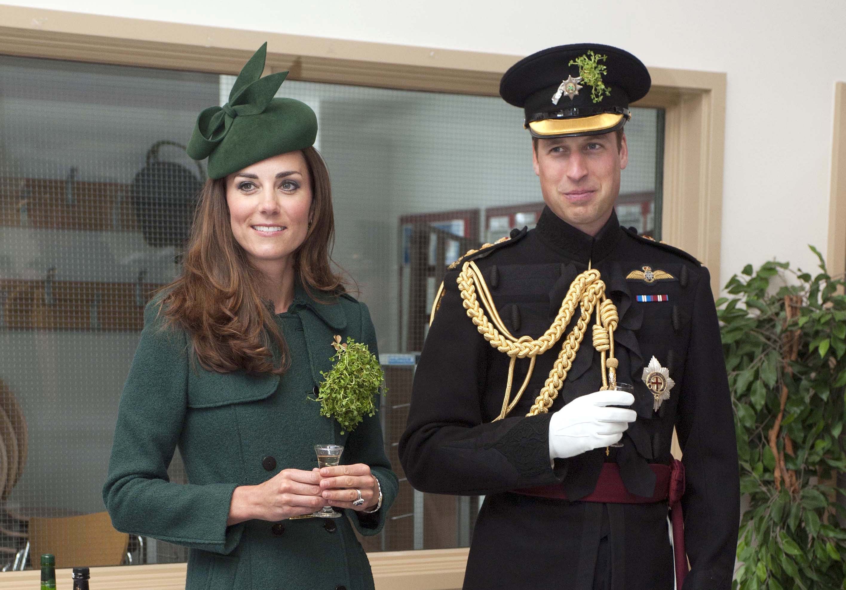 O príncipe William e a mulher dele, Kate, a duquesa de Cambridge, prestigiam a parada pelo Dia de São Patrício na Inglaterra | Bradley Page/Reuters