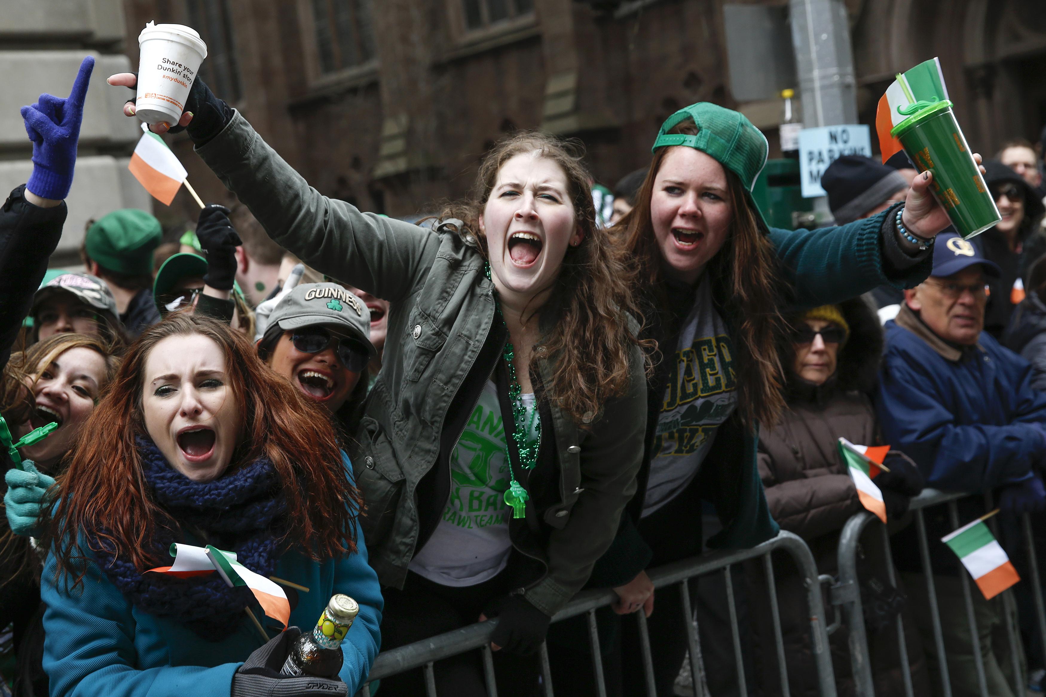 Público participa da parada pelo Dia de São Patrício, em Nova York (EUA) | Shannon Stapleton/Reuters