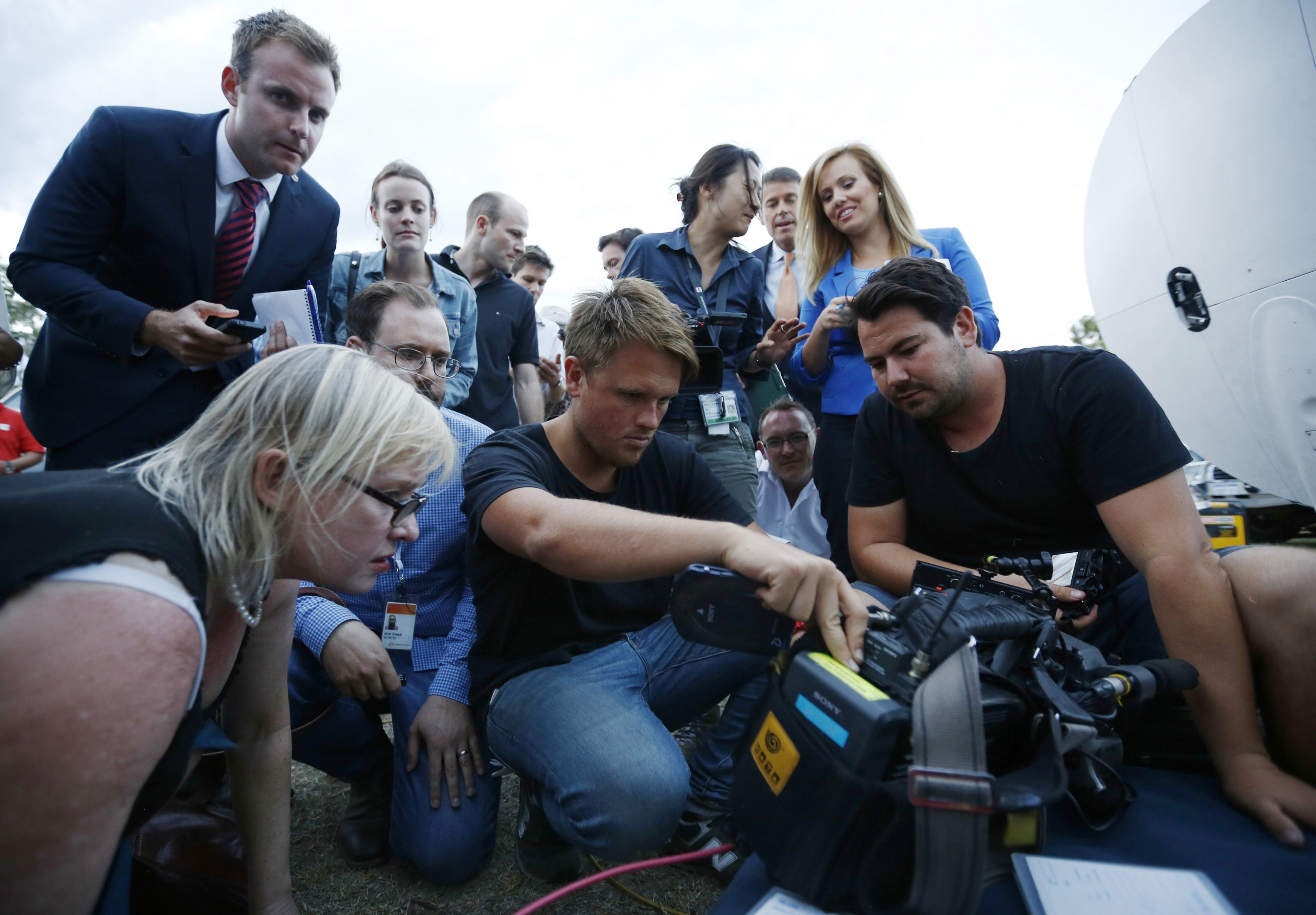 Um jornalista olha para o monitor da câmera de uma equipe de televisão que registrou cenas de objetos no Oceano Índico | Jason Reed/ Reuters