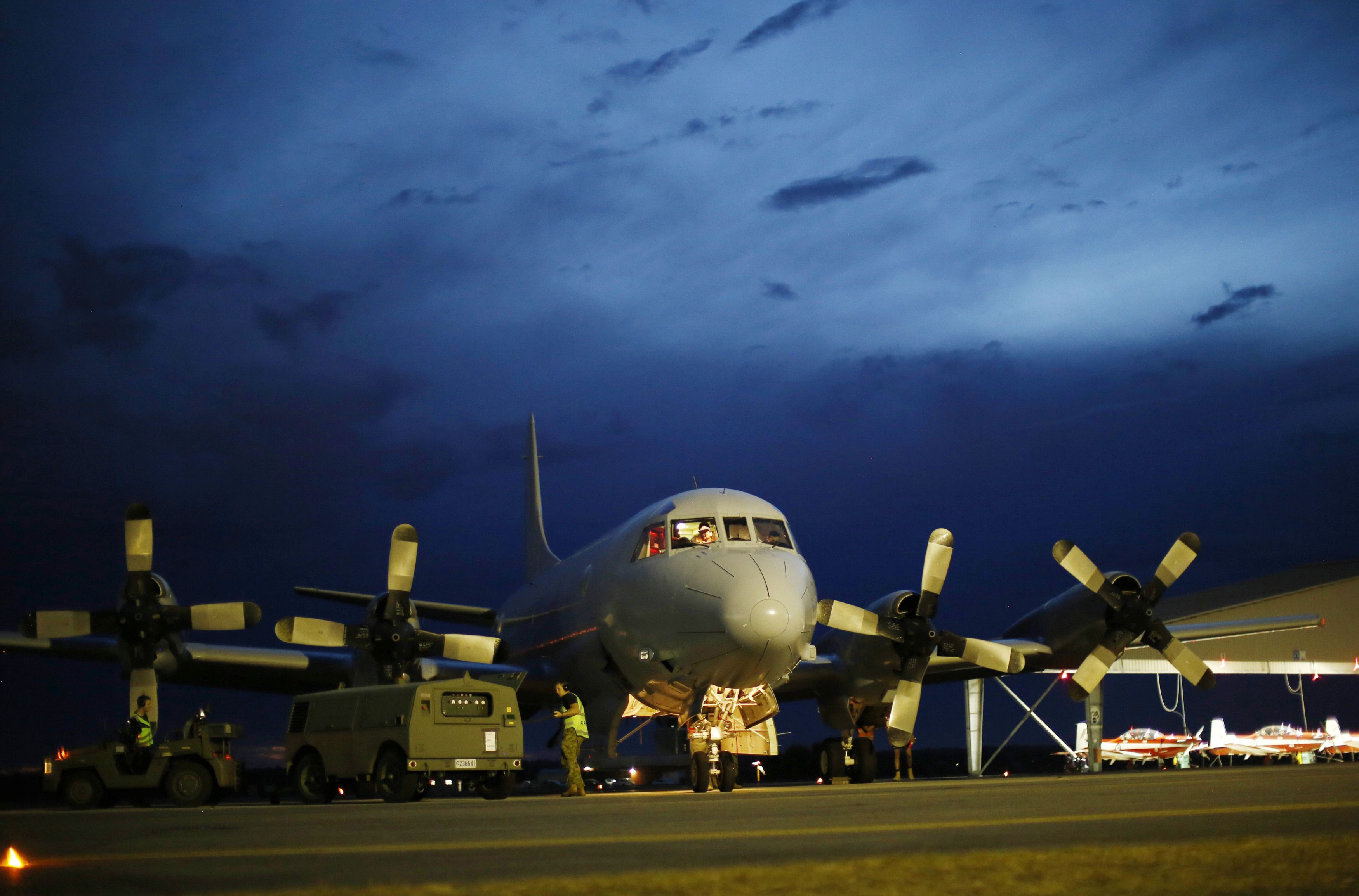 Um avião da Força Aérea da Austrália é fotografado após retornar de uma busca à aeronave desaparecida da Malayasian Airlines | Jason Reed/ Reuters