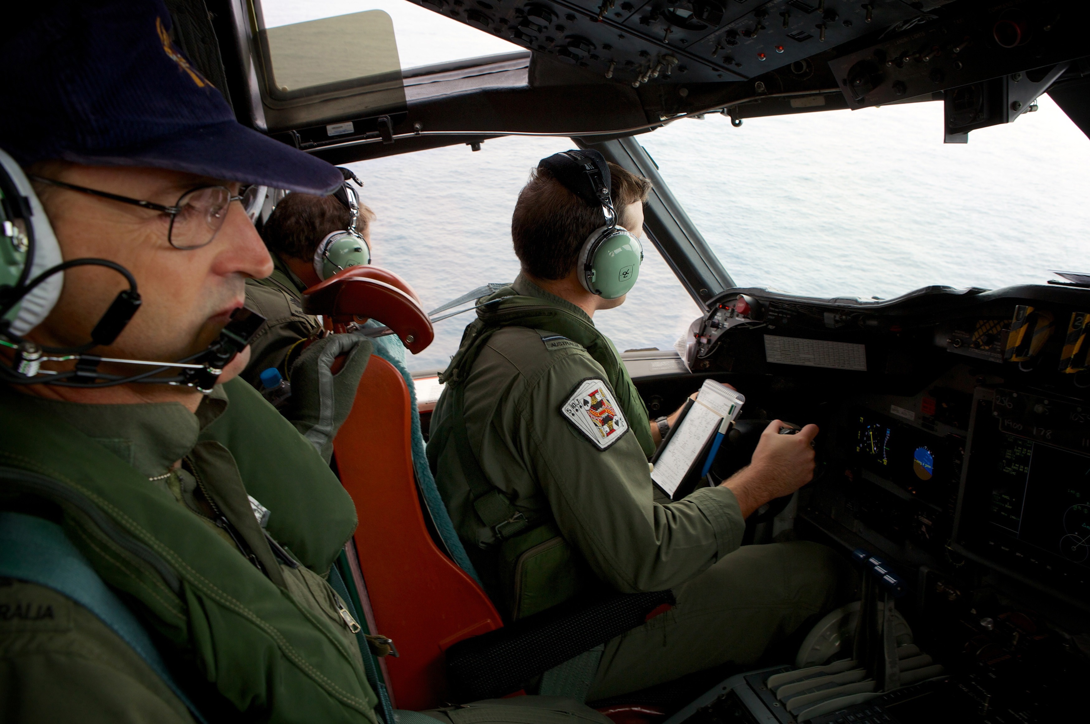 O Co-piloto Marc Smith e tripulantes da aeronave australiana procuram por desaparecidos do vôo Malayasian Airlines | Richard Wainwright/Pool/ Reuters