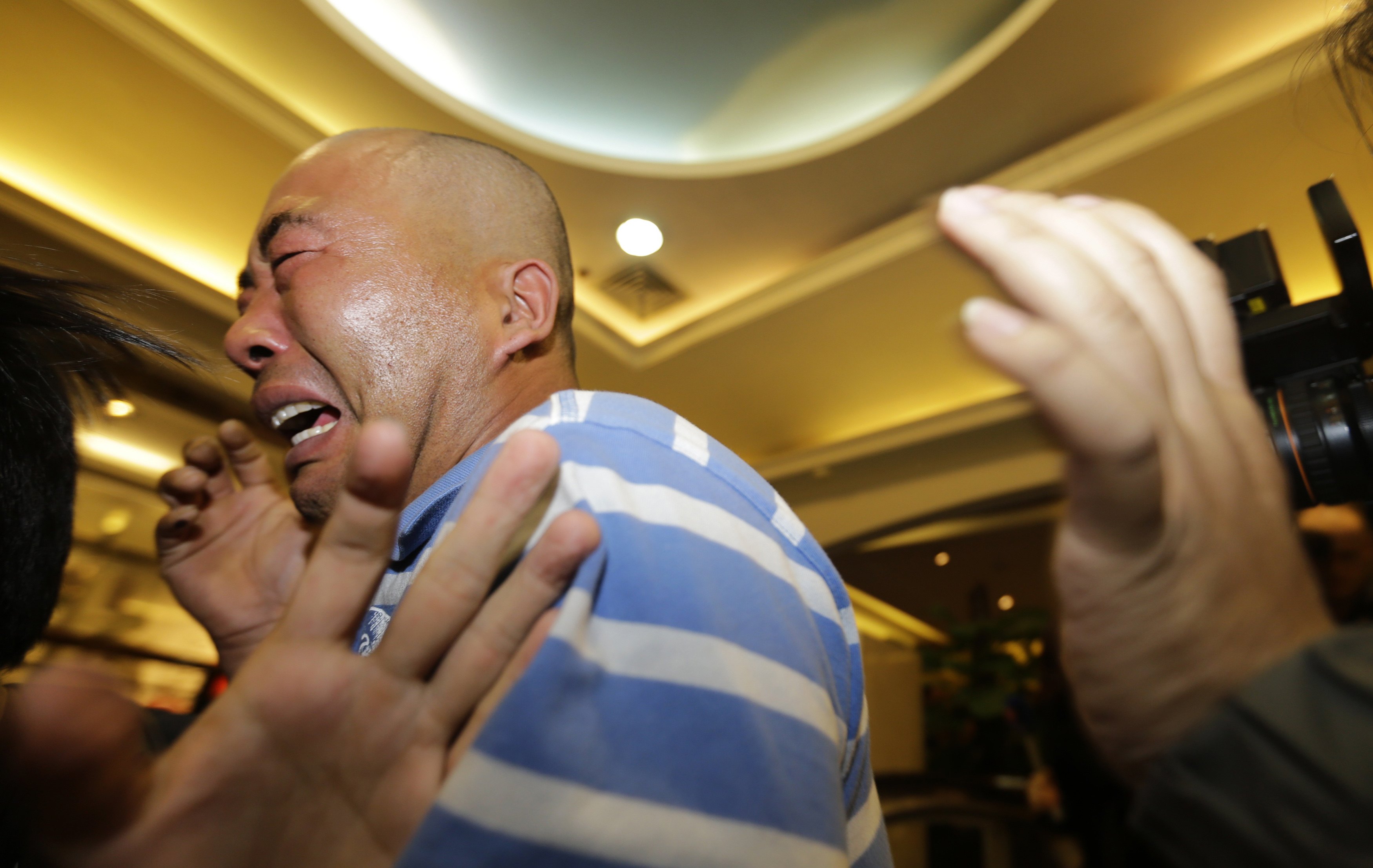 Parentes dos passageiros que estavam a bordo do Malayasia Airlines choram após receberem a notícia sobre o desaparecimento do avião | Jason Lee/ Reuters