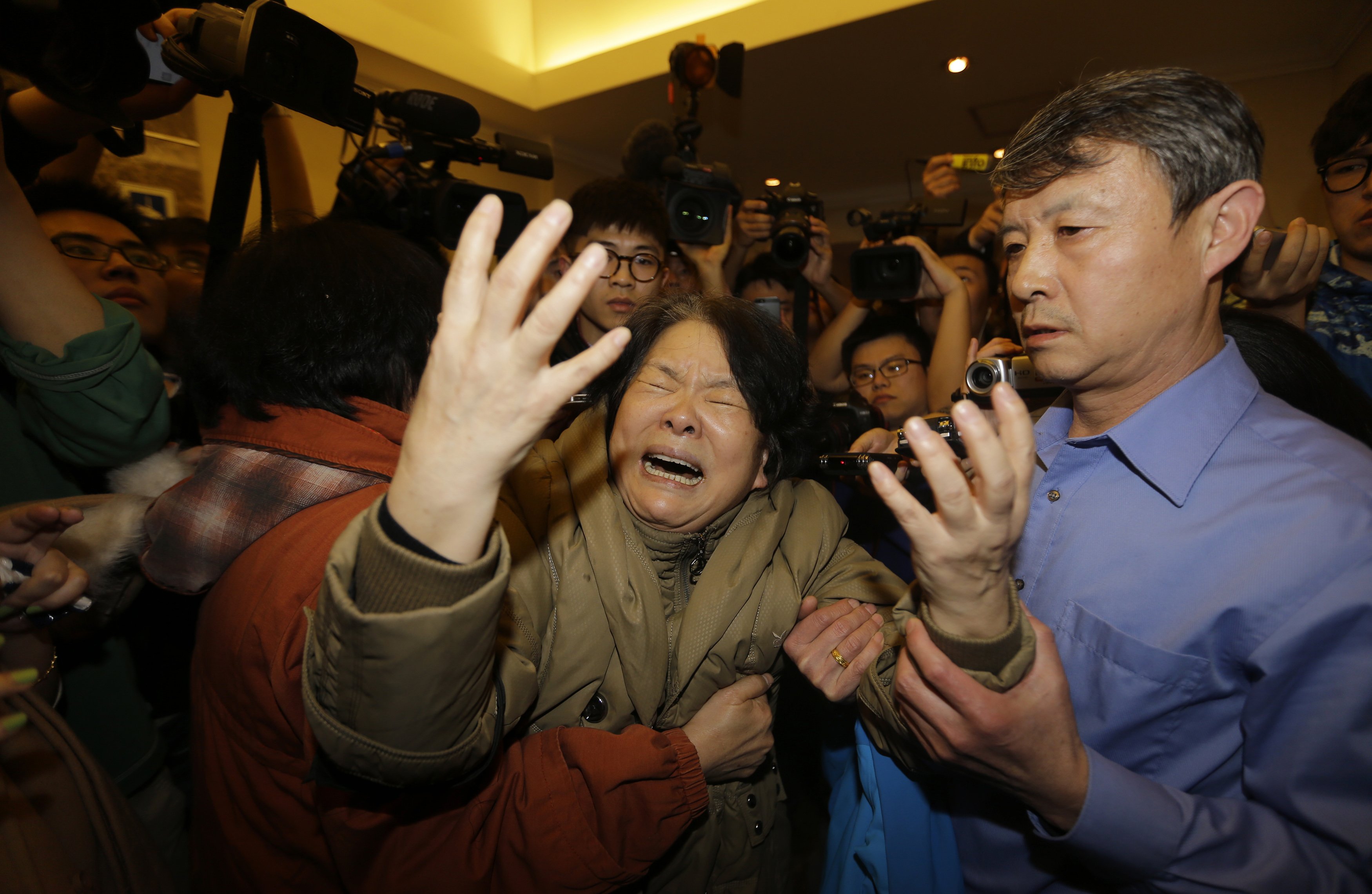 Parente de passageiro se desespera ao receber a notícia de que o avião Malaysia Airlines caiu no Oceano Índico | Jason Lee/ Reuters