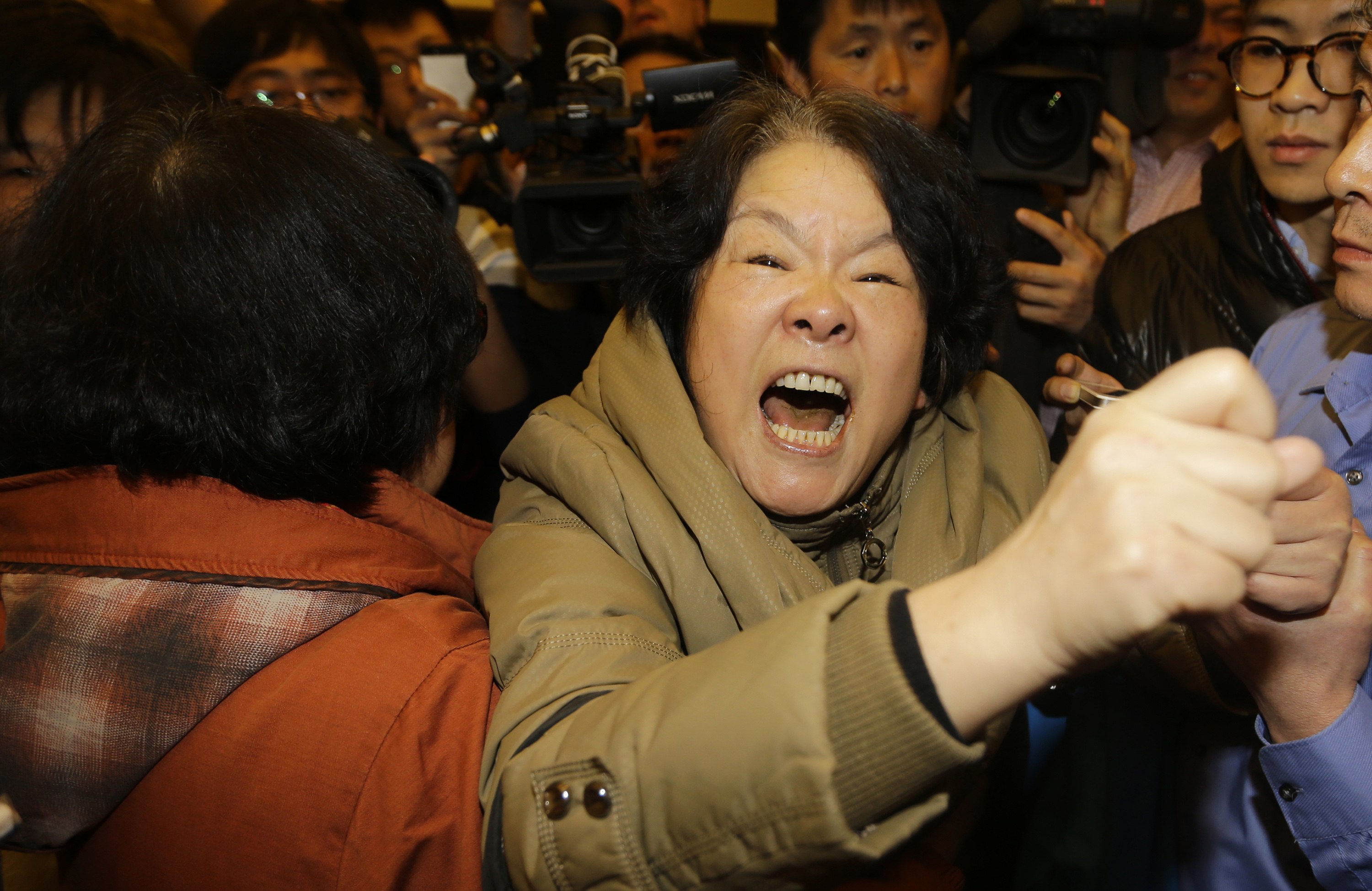 Parente de passageiro que estava a bordo do Malaysia Airlines se desespera com a notícia de que a aeronave caiu no Oceano Índico | Kim Kyung-Hoon/ Reuters